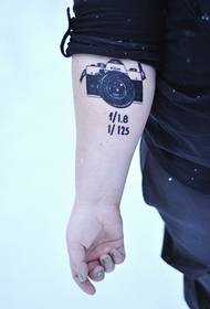 tatuazh kamerash shumë individuale për krah