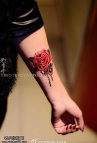 手臂彩色玫瑰紋身圖
