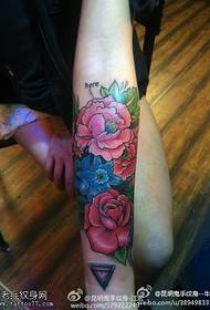 Rosafarbenes Tätowierungsbild der Armfarbe