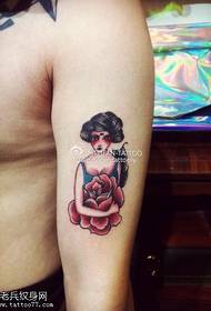 Patró de tatuatge de nena de color rosa a mà