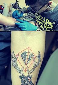Braccio creativo totem scena del tatuaggio fulvo