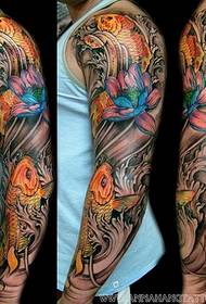 Klassieke sfeervolle karper bloem arm tattoo