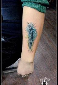 Ročna osebnost, barvni vzorec tetovaže perja