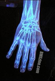 Superbe tatouage fluorescent aux os du bras