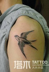 Djevojčica na rukama mala tetovaža lastavica