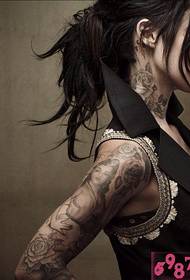 Tattoo i personalitetit të qafës dhe krahut të bukurisë