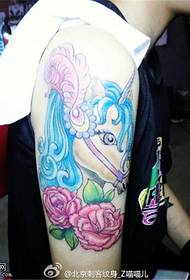 Modellu di tatuaggi di rosa di unicorn di u bracciu