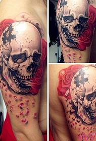 Личная рука печальный рисунок татуировки черепа