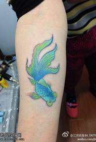 Modello del tatuaggio del pesce rosso di personalità di colore del braccio