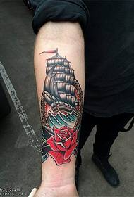Akara uwe gbagotere n'elu sailboat tattoo