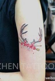 Modello femminile del tatuaggio del corno dell'antilope fresca del braccio femminile