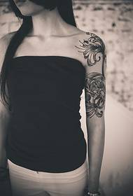 Tatuaggio floreale bianco e nero con braccio di bellezza
