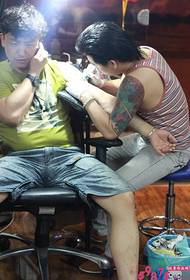 Escena de tatuaje de alfabeto gótico de brazo de hombres
