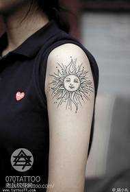 이상한 팔 미소 태양 문신 패턴