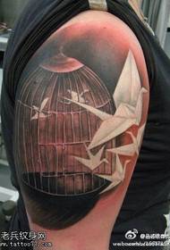 Modello di tatuaggio nero rosso mille gru di carta volanti gabbia per uccelli
