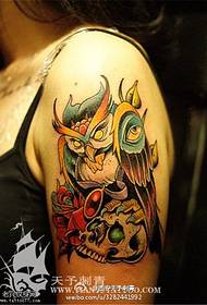 Skull dath lámh ardaigh patrún tattoo owl
