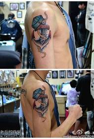 Cadro de tatuaxe de áncora de brazo de personalidade