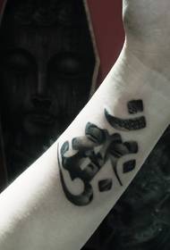 en fin sanskrittatuering på armen