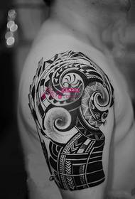 Foto di tatuaggio braccio totem creativo retrò