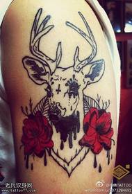 Tatuaggio rosa antilope braccio