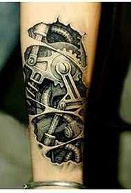 Guapo tatuaje mecánico del brazo