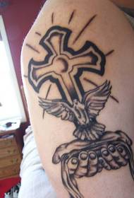 Tatuaggio croce braccio semplice ed elegante