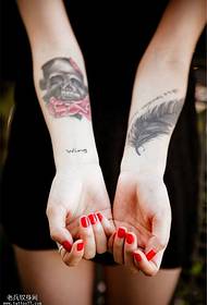 Ruka lubanje ruža pero tetovaža uzorak