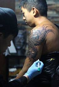 Tattooist arm phoenix դաջվածքի գործընթաց