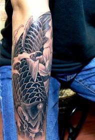 Čudovita tetovaža lignjev na roki