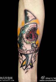Modellu di tatuu di squalo di scola di culore di bracciu