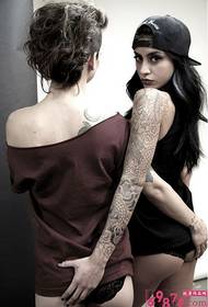Immagine del tatuaggio del totem del braccio della sorella