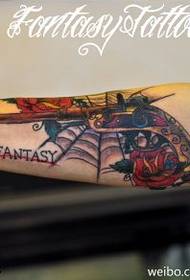 Arm kleur pistool roos spinnekop web tattoo patroon