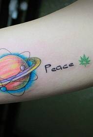 Тетоважа со боја на планетава во боја