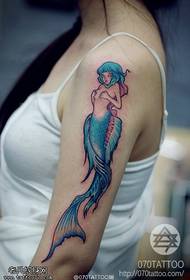女性手臂彩色美人鱼纹身图案