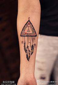 Brazo colorido triángulo atrapasueños tatuaje patrón