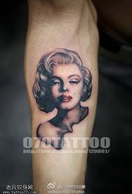 Рука черно-серый реалистичный портрет с татуировкой Мэрилин Монро