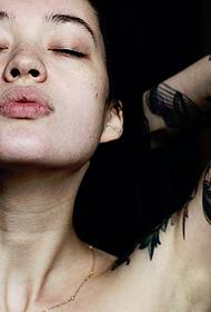 Vilinošs skaistumkopšanas rokas seksīgs tetovējums