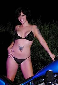 Bella ragazza sexy in bikini sotto il petto e le braccia