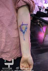 Arm spatten gekleurde driehoek tattoo patroon