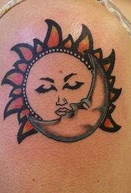 Sun totem tattoo sa dako nga bukton