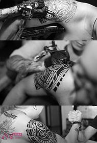 Imaginea procesului de tatuaj cu totul brațului Maya