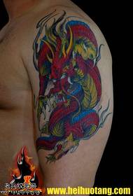 Pływający na ramieniu wzór tatuażu czerwonego smoka