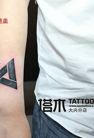 Ožiljak na rukama koji pokriva totem tetovažu