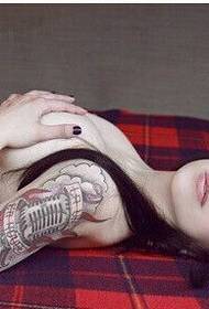 Fată sexy braț totem tatuaj imagine apreciere