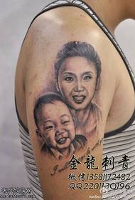 Braccio realistico modello di tatuaggio ritratto di moglie e moglie