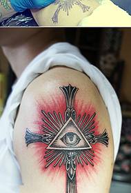 Escena de tatuaje de ollos cruz brazo cruz