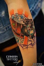 Modello di tatuaggio per borsa da viaggio a colori per braccio