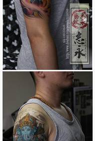 Braccio tesoro blu serio come il modello del tatuaggio del dio