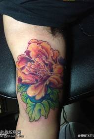 Modeli i tatuazhit peony të brendshëm