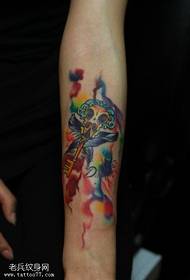 Imagine de tatuaj cu pene de cerneală cu cerneală de culoare braț
